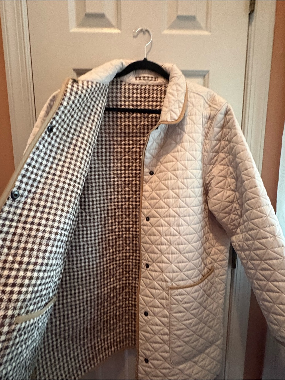 Woman’s Reversible Quilted Cream and Houndstooth Lightweight winter jacket.